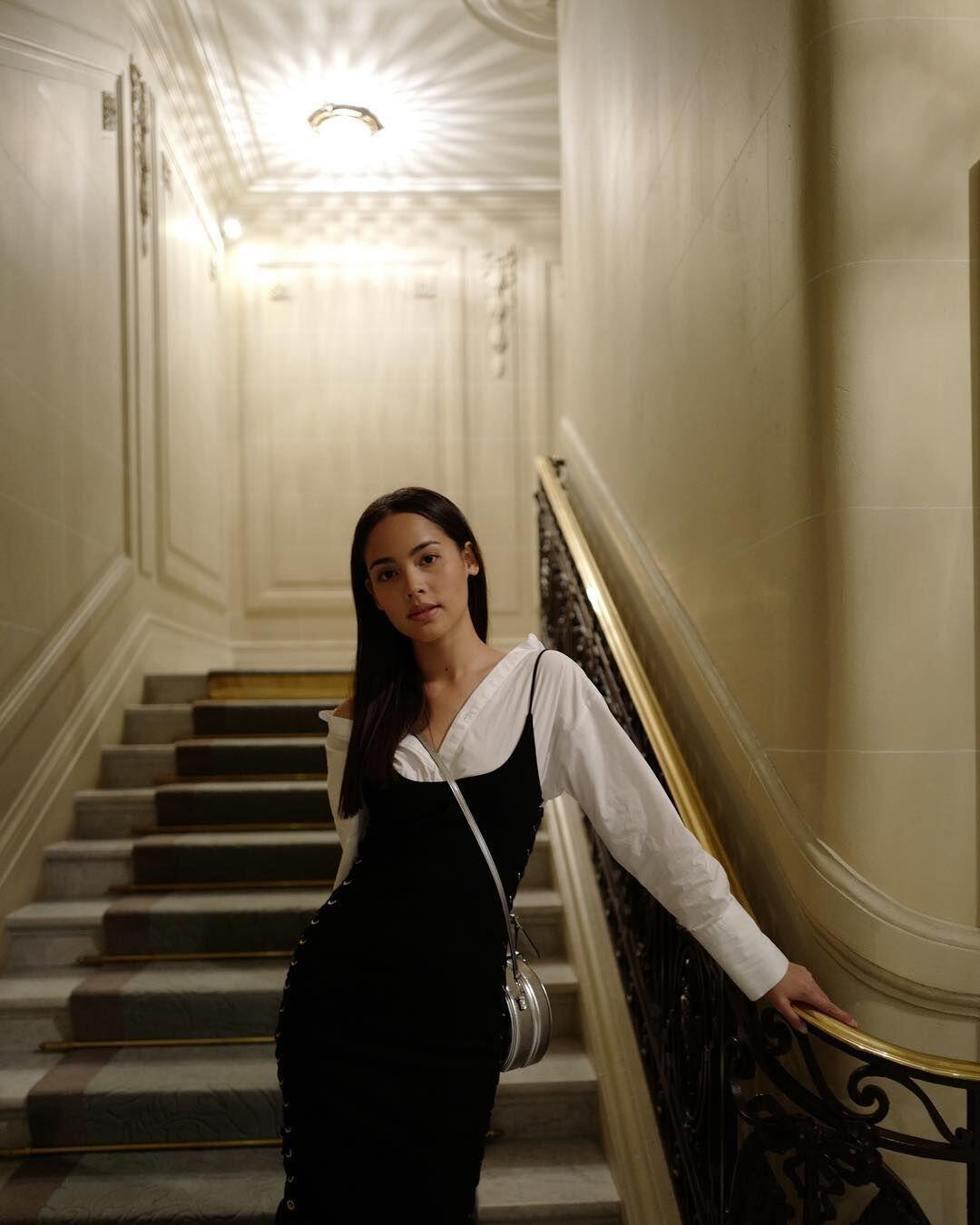 9 Outwear Monokrom ala Urassaya Sperbund Bikin Kamu Anggun Bak Ratu!