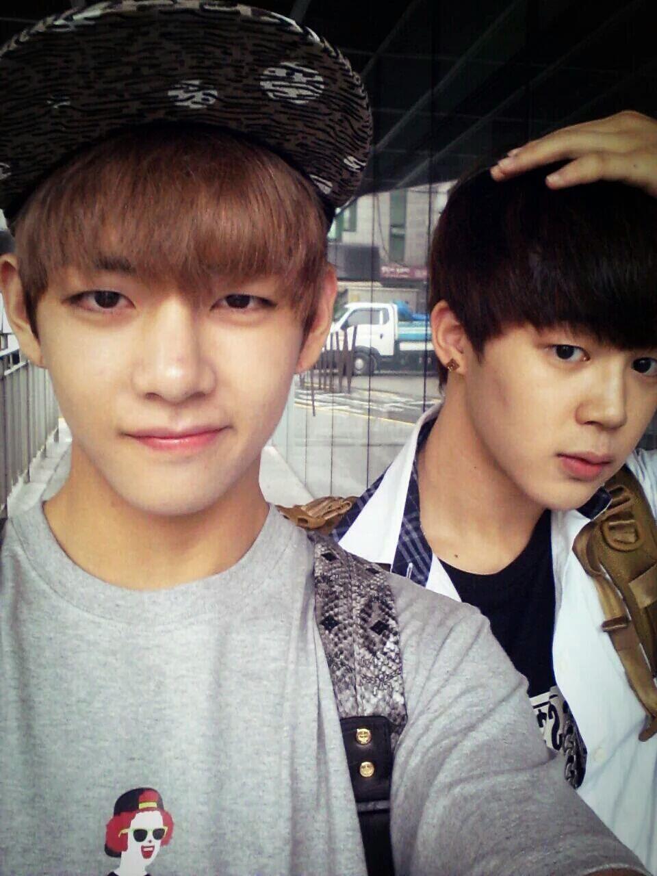 Seumuran, 11 Potret Kedekatan V & Jimin BTS Sejak Debut Hingga Kini