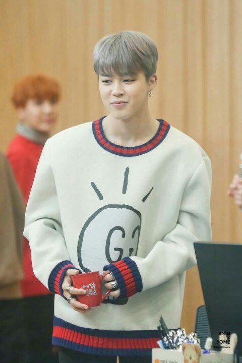 Seumuran, 11 Potret Kedekatan V & Jimin BTS Sejak Debut Hingga Kini
