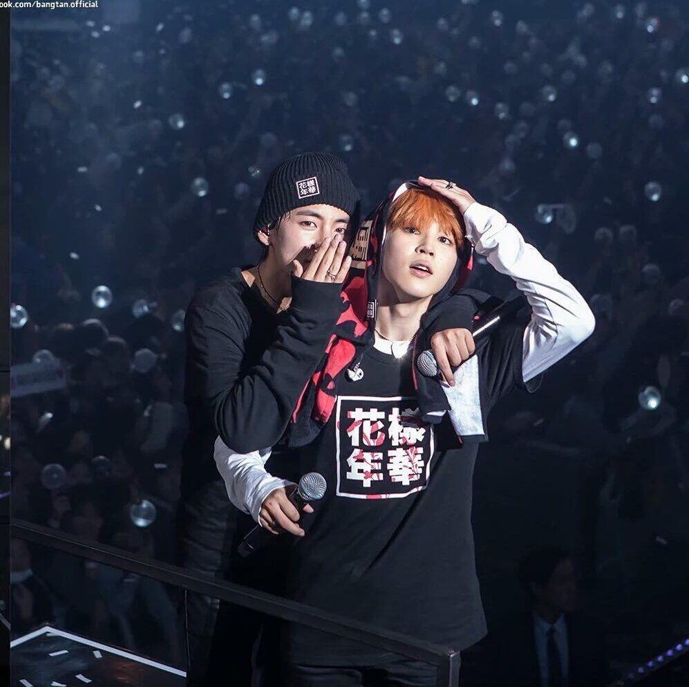 Seumuran, 11 Potret Kedekatan V & Jimin BTS Sejak Debut Hingga Kini