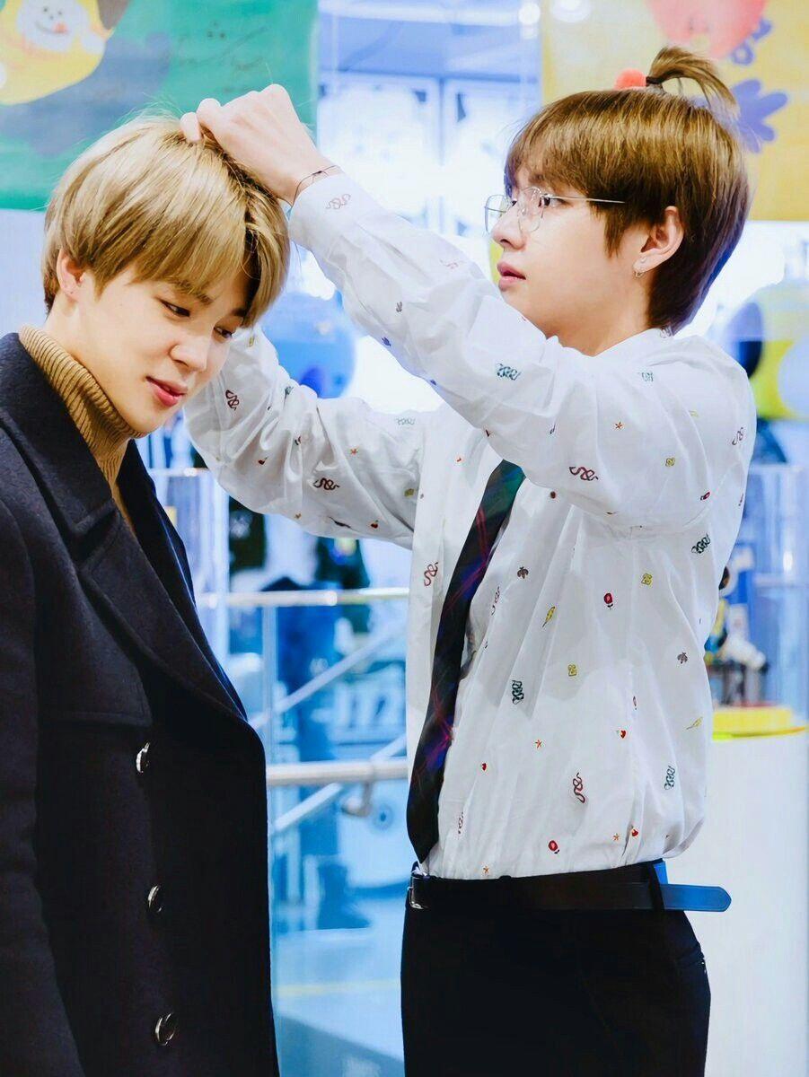 Seumuran, 11 Potret Kedekatan V & Jimin BTS Sejak Debut Hingga Kini