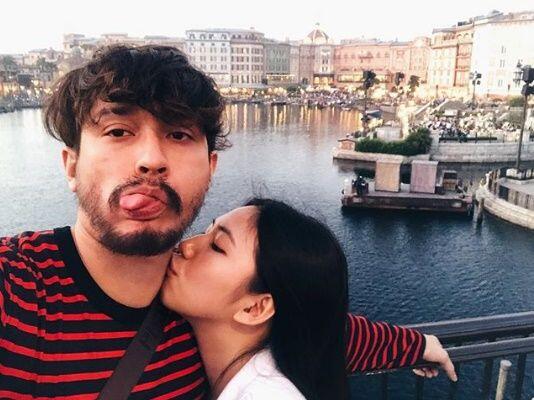 Makin Intim, Ini 10 Potret Kemesraan Miller Khan dan Natalie Stephens