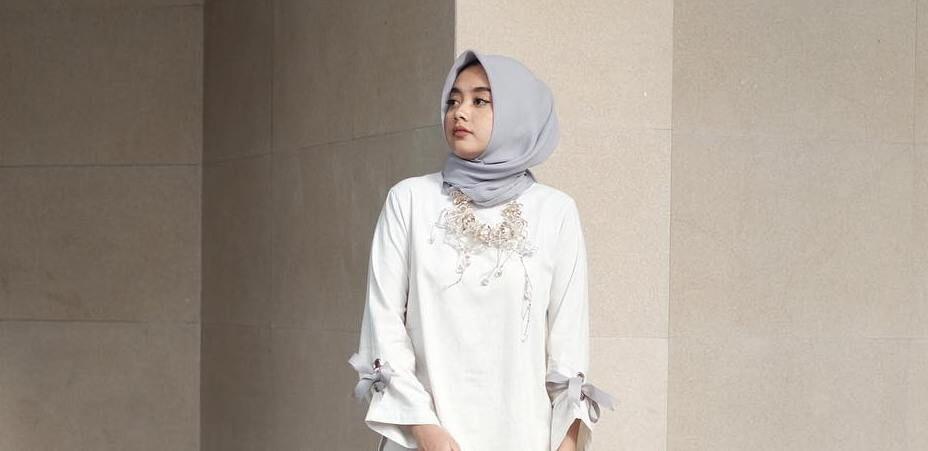 Feminin, 11 Gaya Hijab Putih ala Influencer Nabila Hatifa