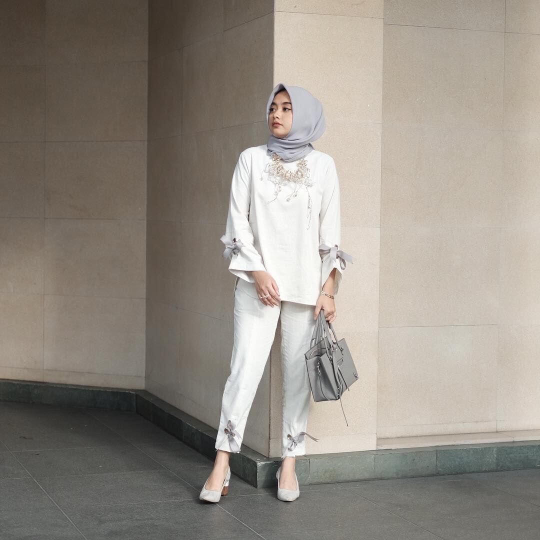 Feminin, 11 Gaya Hijab Putih ala Influencer Nabila Hatifa