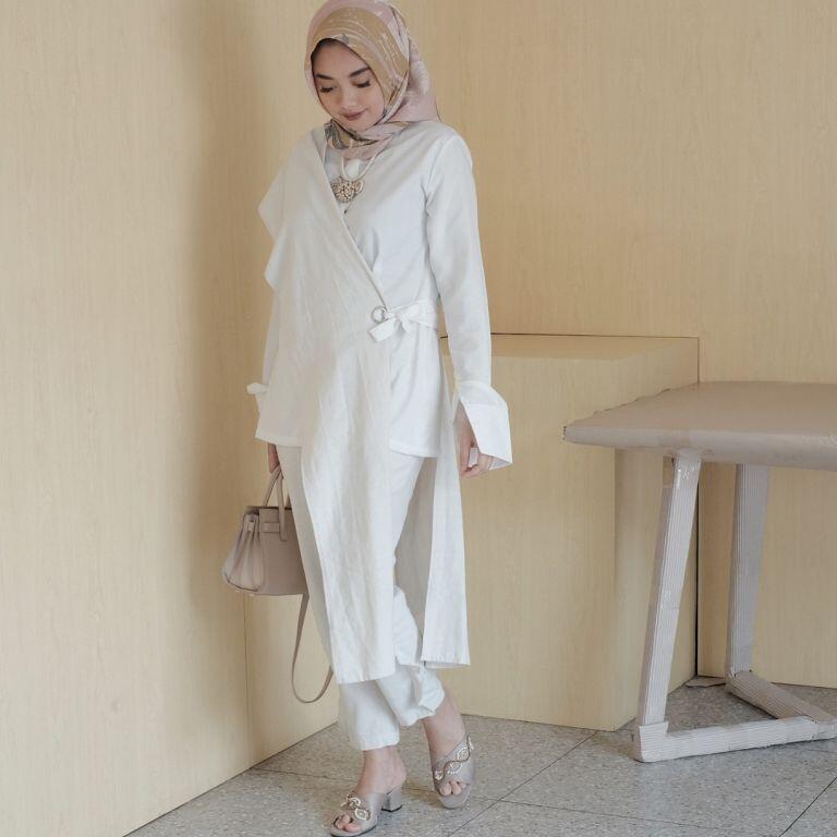 Feminin, 11 Gaya Hijab Putih ala Influencer Nabila Hatifa