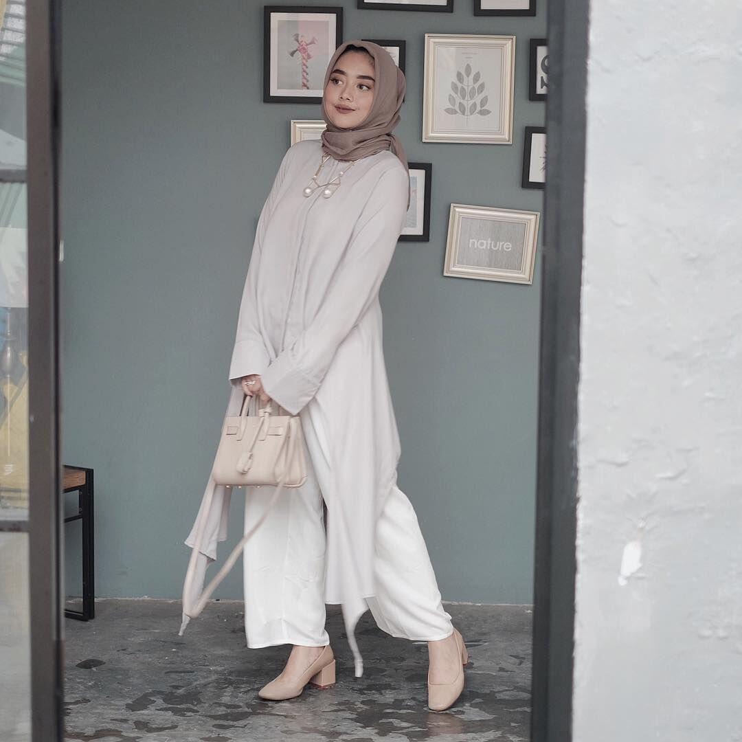Feminin, 11 Gaya Hijab Putih ala Influencer Nabila Hatifa