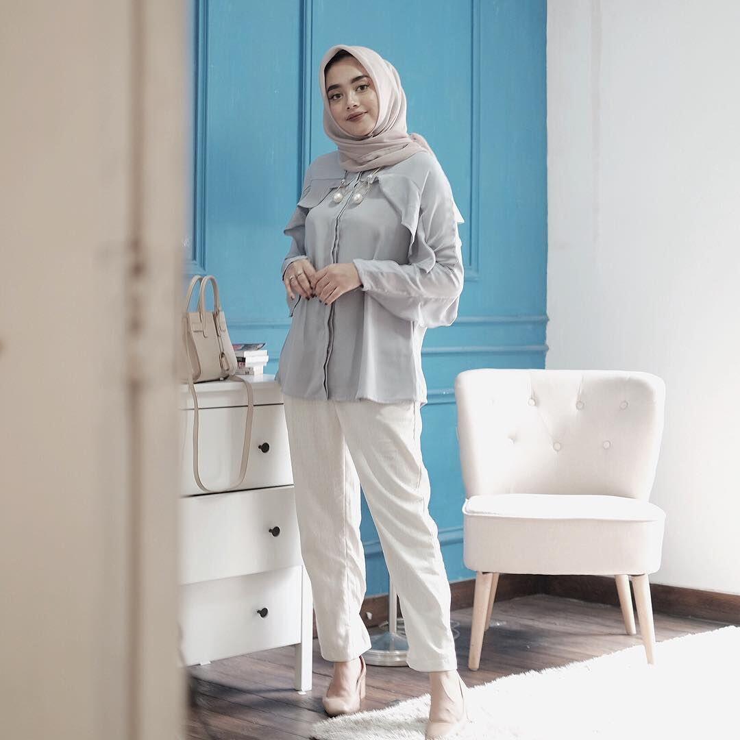 Feminin, 11 Gaya Hijab Putih ala Influencer Nabila Hatifa