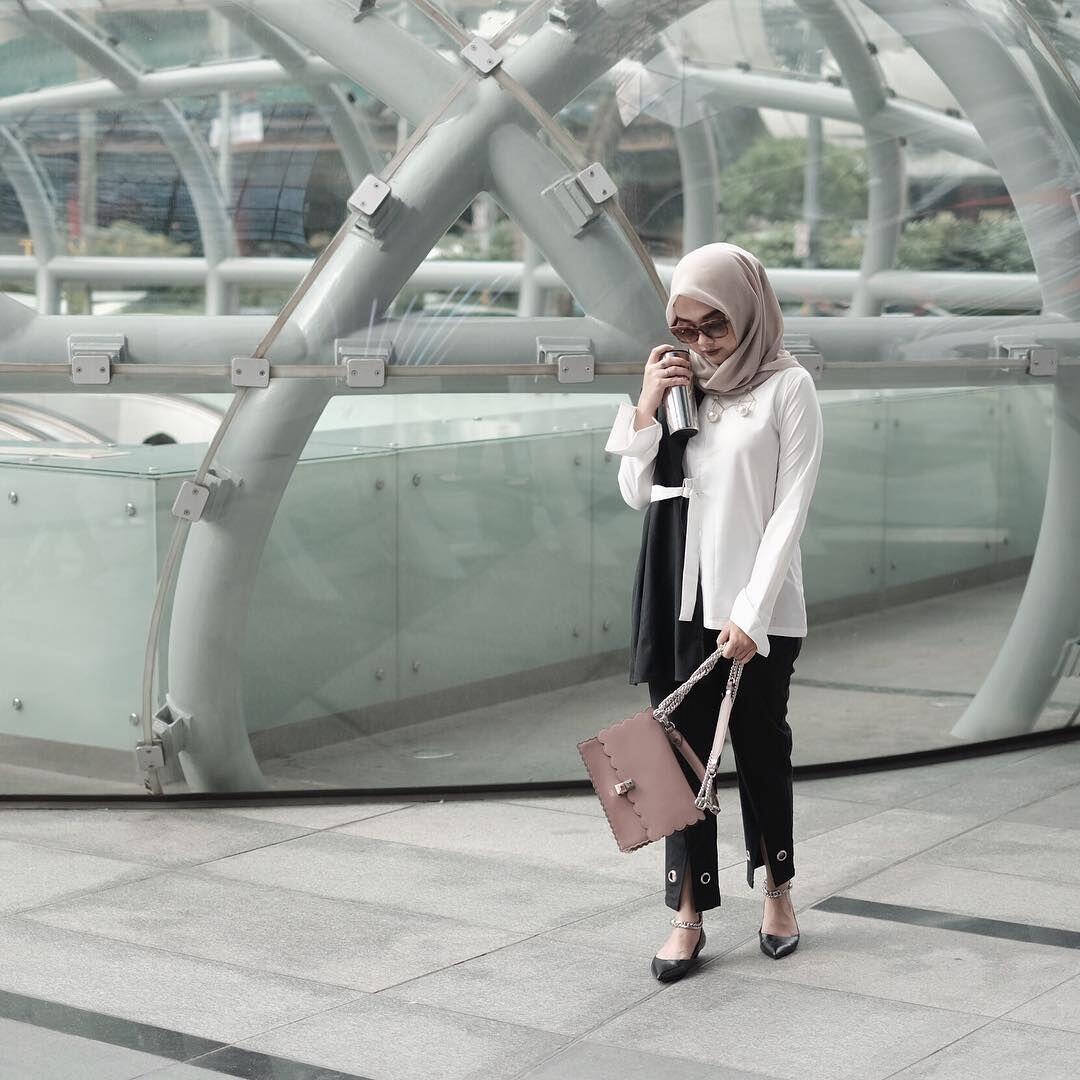 Feminin, 11 Gaya Hijab Putih ala Influencer Nabila Hatifa
