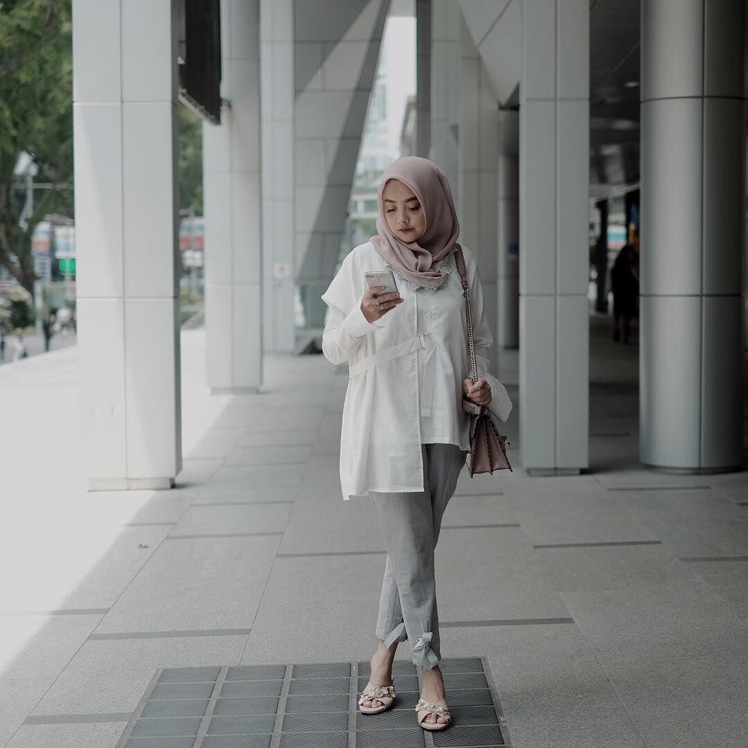 Feminin, 11 Gaya Hijab Putih ala Influencer Nabila Hatifa