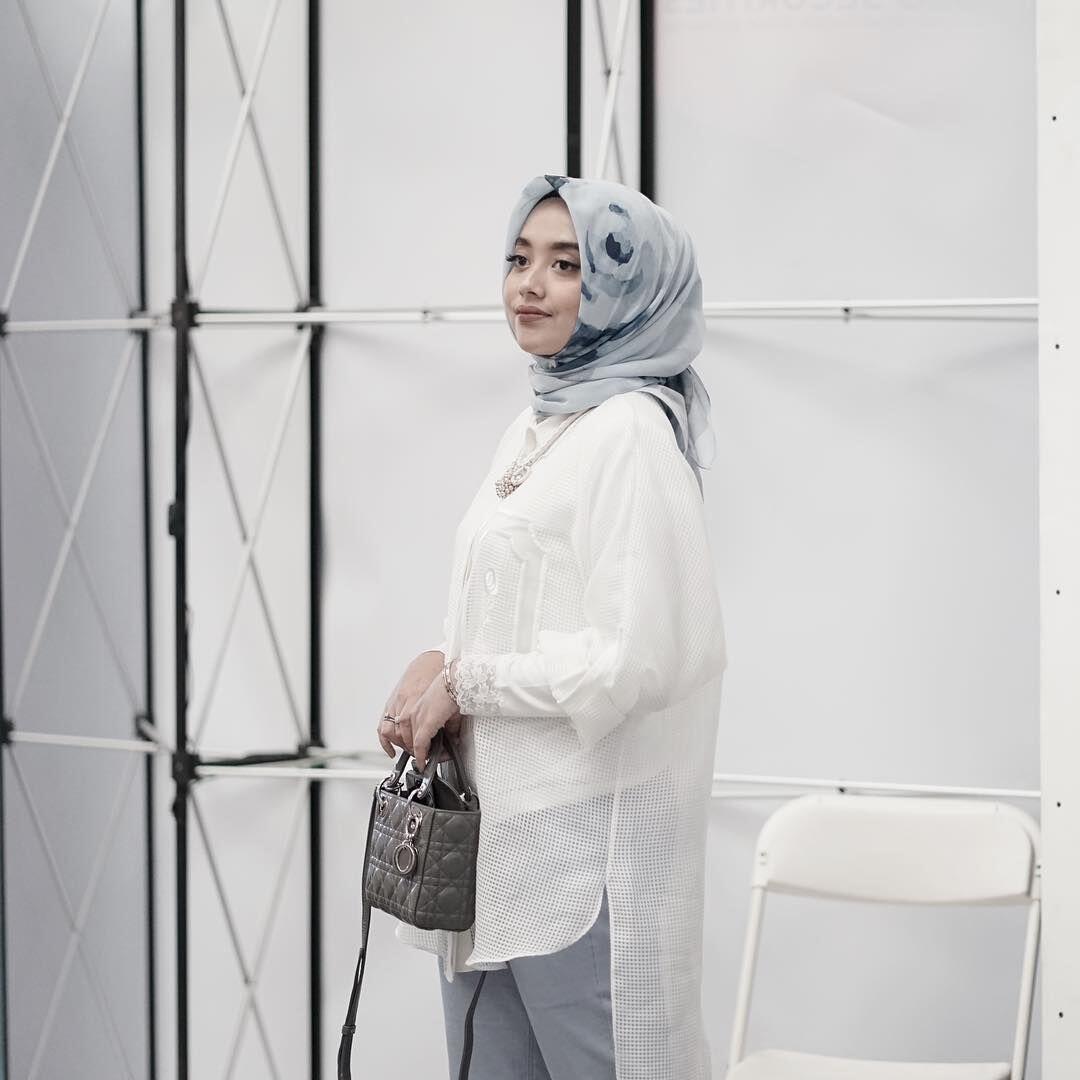 Feminin, 11 Gaya Hijab Putih ala Influencer Nabila Hatifa