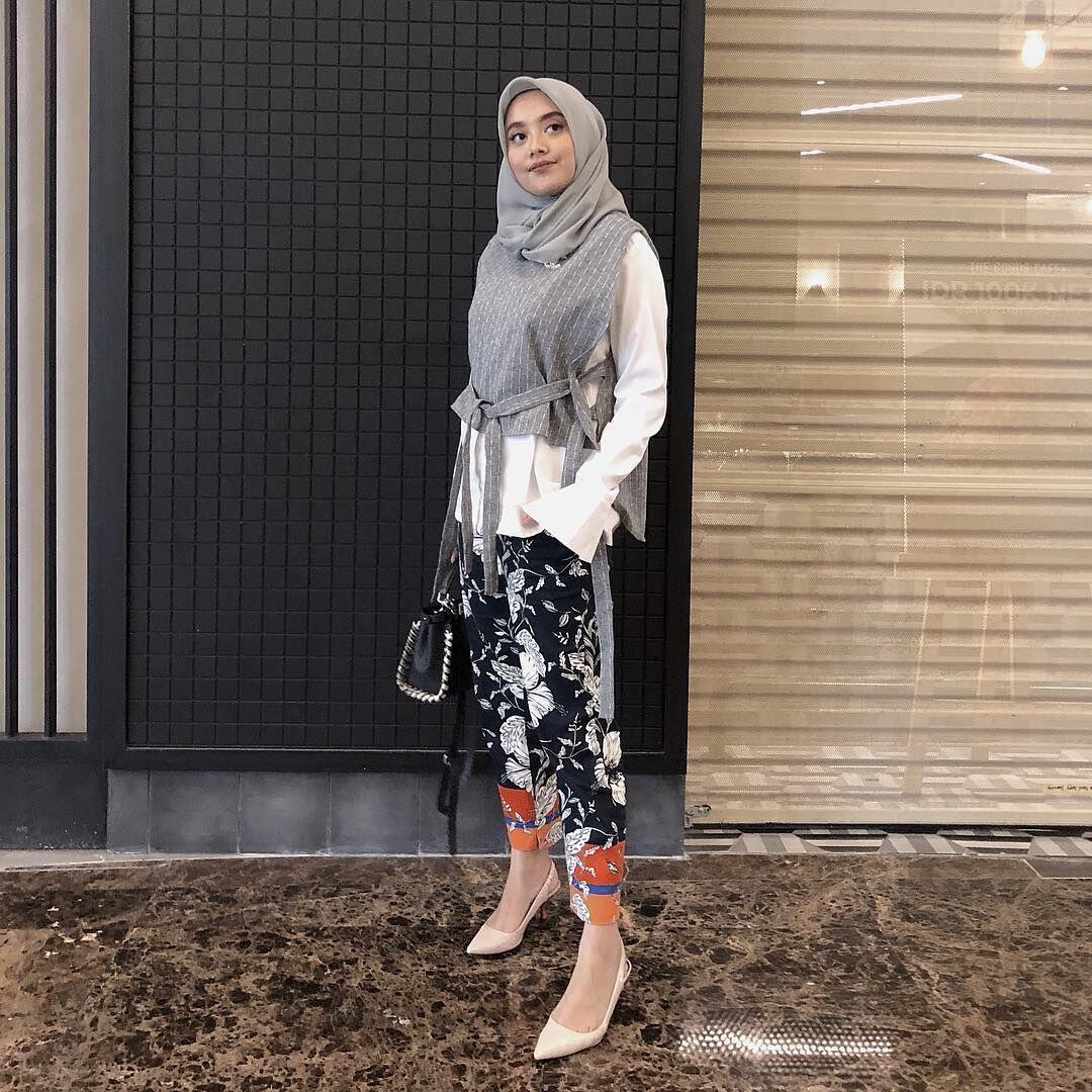 Feminin, 11 Gaya Hijab Putih ala Influencer Nabila Hatifa