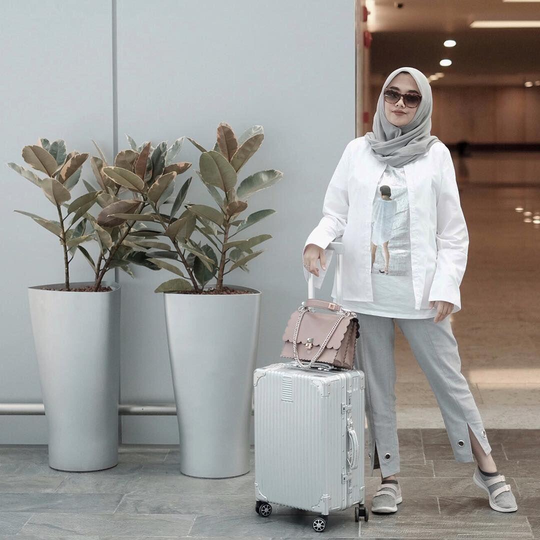 Feminin, 11 Gaya Hijab Putih ala Influencer Nabila Hatifa