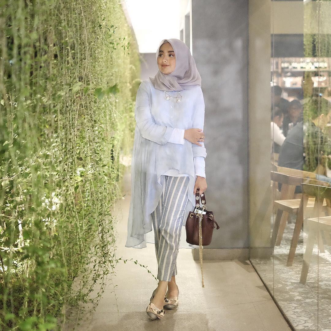 Feminin, 11 Gaya Hijab Putih ala Influencer Nabila Hatifa