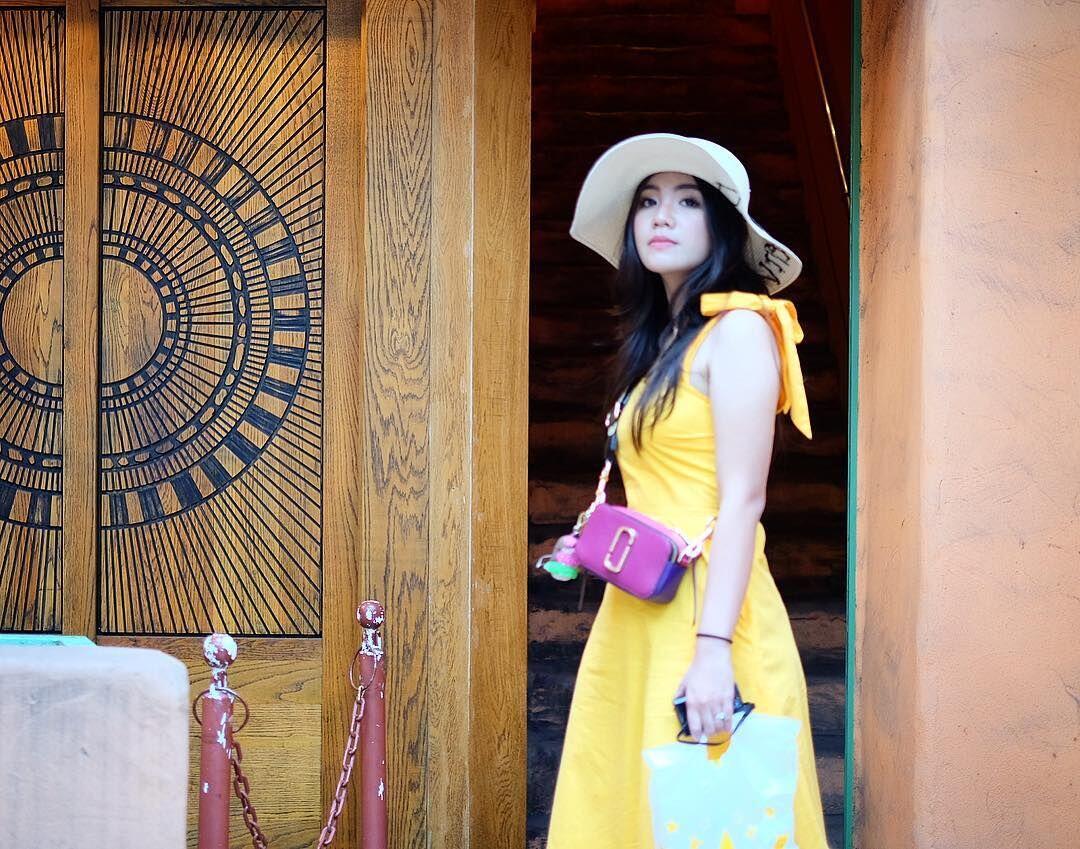 10 Inspirasi Dress ala Tiara Pangestika Agar Penampilan Makin Stylish
