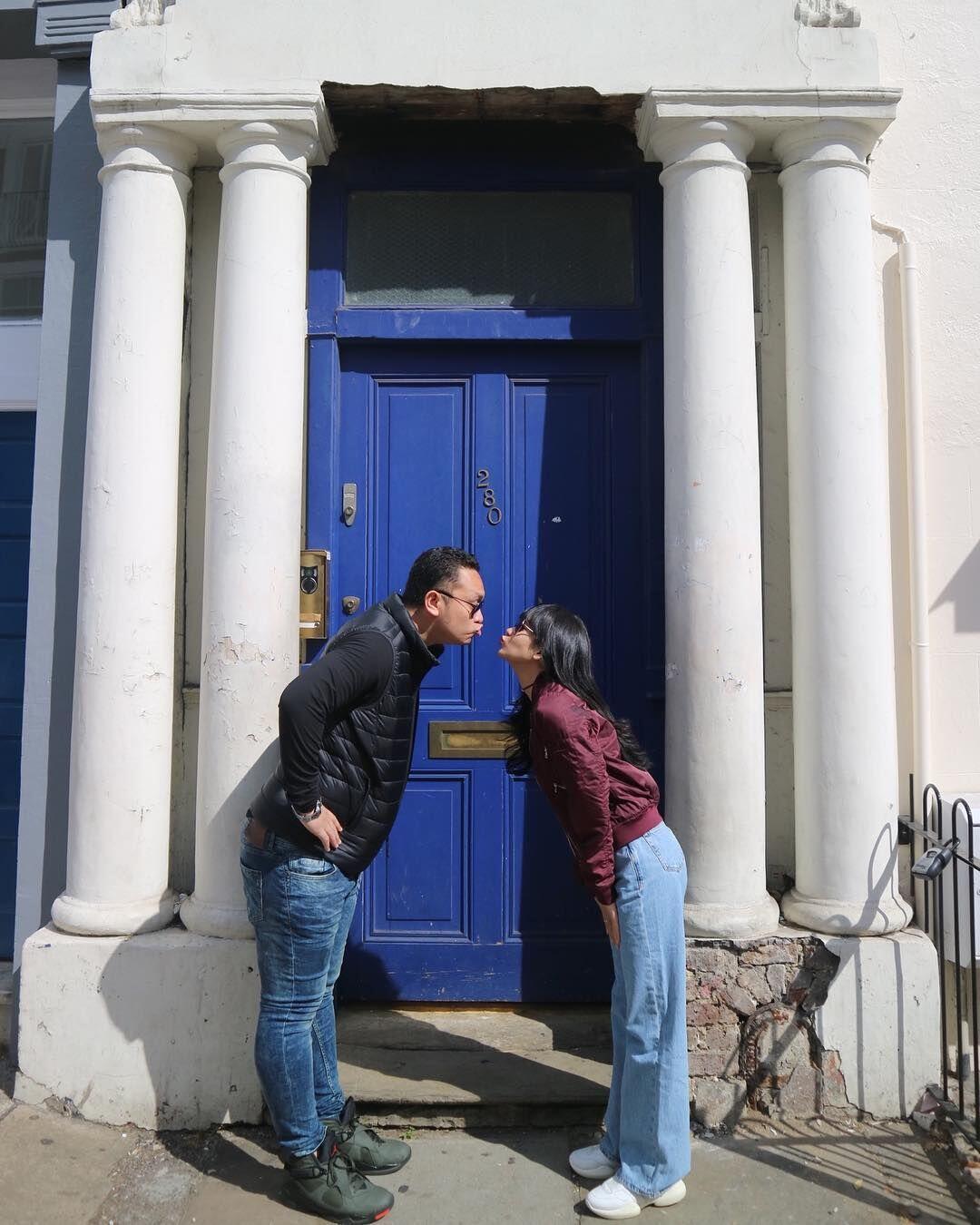 10 Potret Mesra dan Lucu Gilang Dirga & Istri Liburan di London