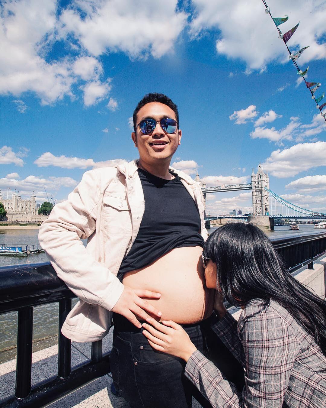 10 Potret Mesra dan Lucu Gilang Dirga & Istri Liburan di London