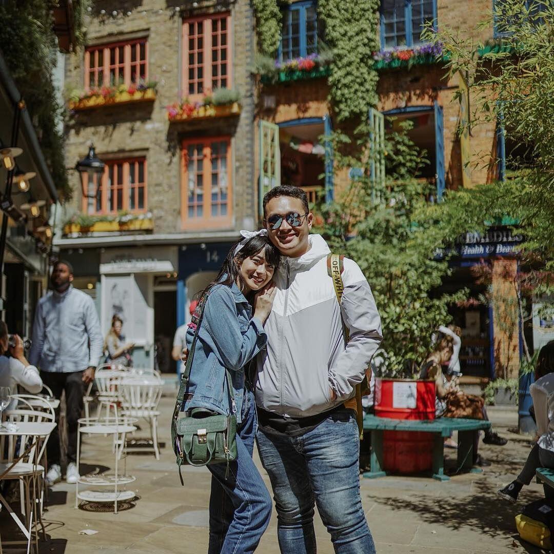 10 Potret Mesra dan Lucu Gilang Dirga & Istri Liburan di London