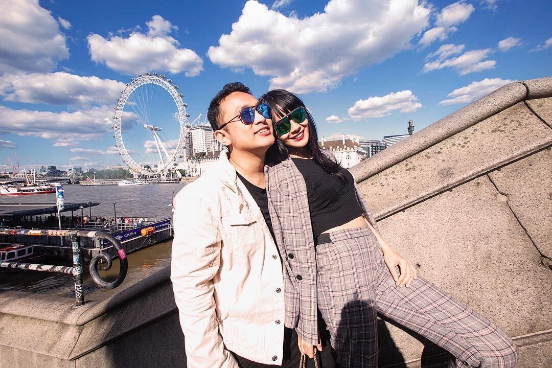 10 Potret Mesra dan Lucu Gilang Dirga & Istri Liburan di London