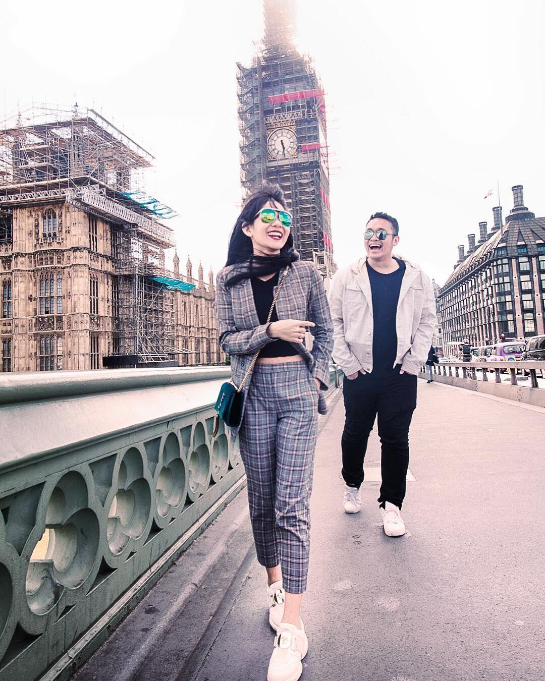 10 Potret Mesra dan Lucu Gilang Dirga & Istri Liburan di London