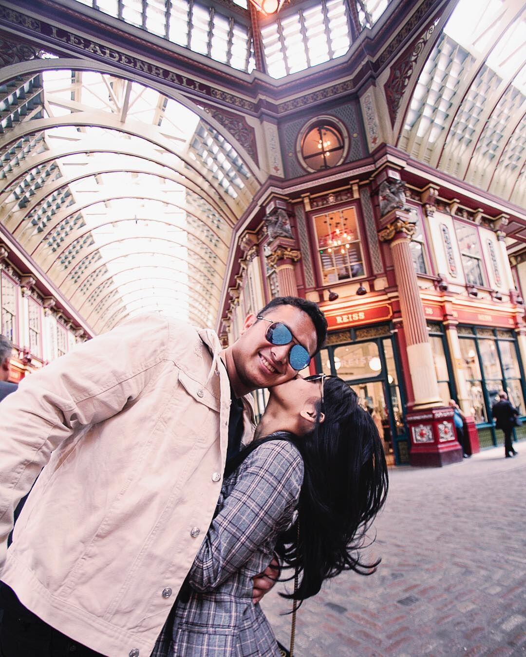 10 Potret Mesra dan Lucu Gilang Dirga & Istri Liburan di London