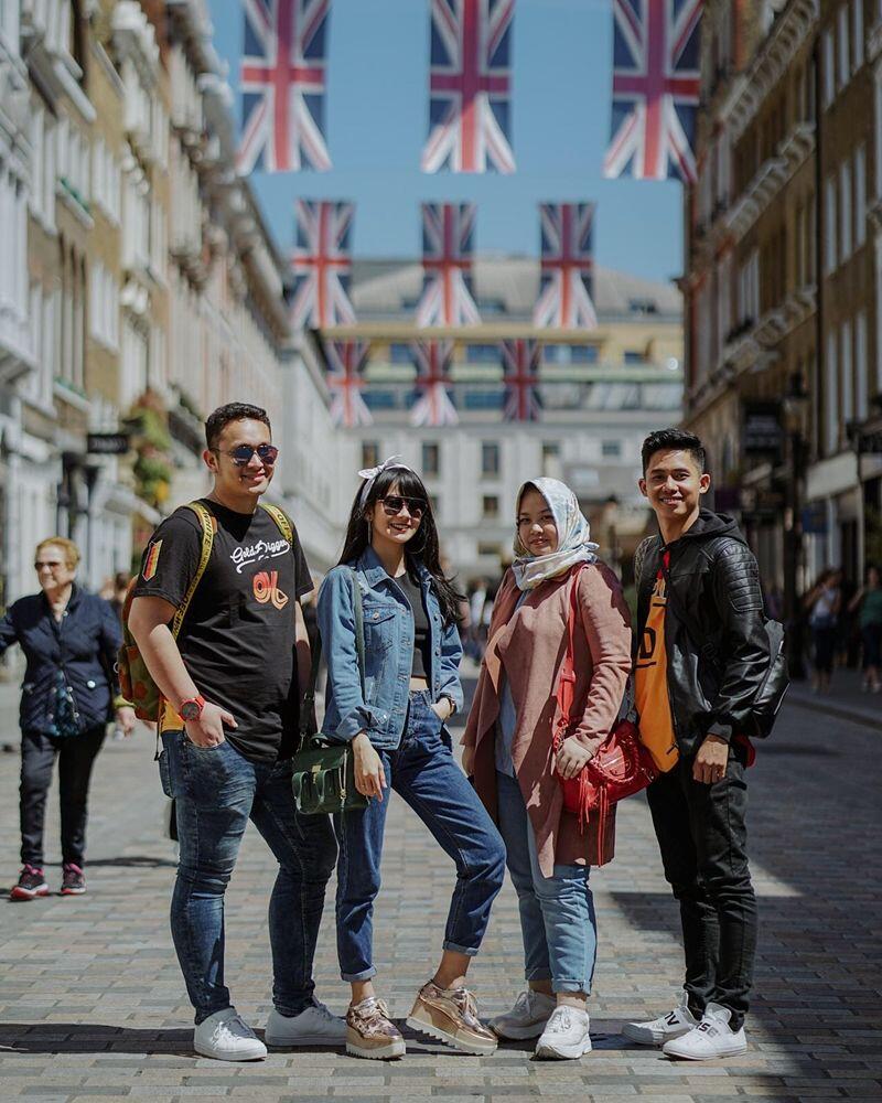 10 Potret Mesra dan Lucu Gilang Dirga & Istri Liburan di London