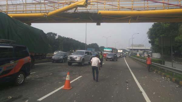 Truk Tabrak JPO Tol JORR di Bambu Apus, Sebagian Ruas Jalan Ditutup
