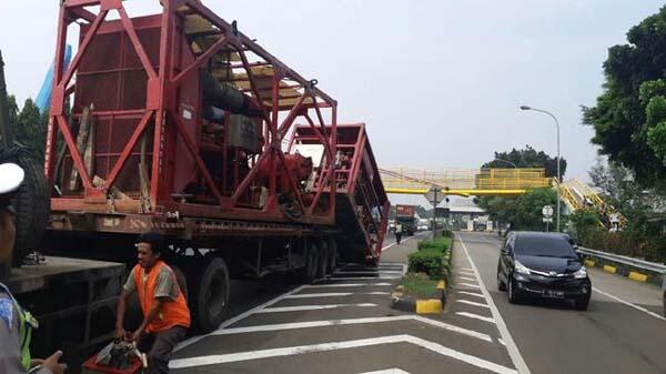 Truk Tabrak JPO Tol JORR di Bambu Apus, Sebagian Ruas Jalan Ditutup