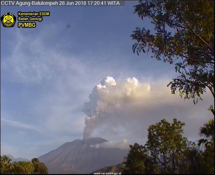 Gunung Agung Erupsi, Sejumlah Maskapai Batal Terbang