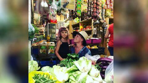 Netizen Heboh, Penyanyi Pink Hangout di Warung Sembako Indonesia