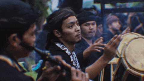Bebas Lisensi Setengah Hati