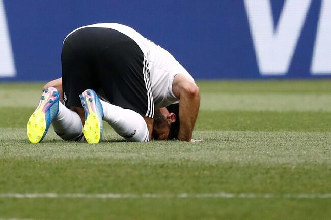Salah dan Pemain Lain yang Sujud Usai Mencetak Gol
