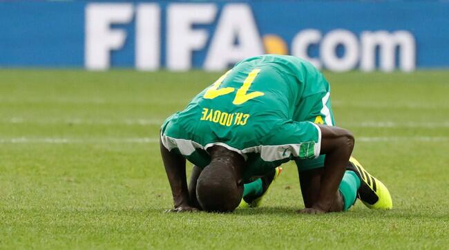 Salah dan Pemain Lain yang Sujud Usai Mencetak Gol