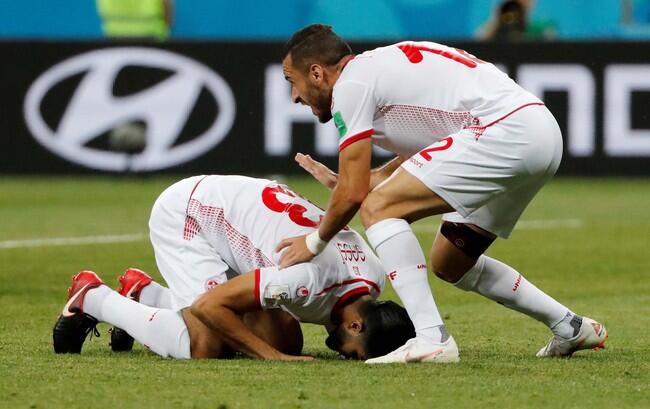 Salah dan Pemain Lain yang Sujud Usai Mencetak Gol