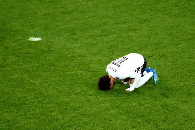 Salah dan Pemain Lain yang Sujud Usai Mencetak Gol