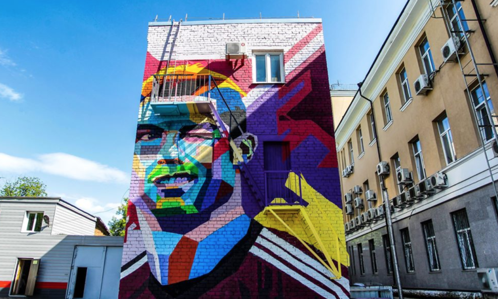 Menginap Di Kazan, Messi Disuguhi Pemandangan Mural Raksasa Ronaldo