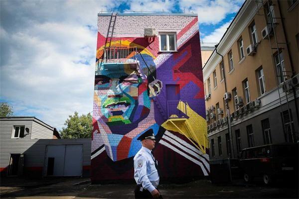 Menginap Di Kazan, Messi Disuguhi Pemandangan Mural Raksasa Ronaldo