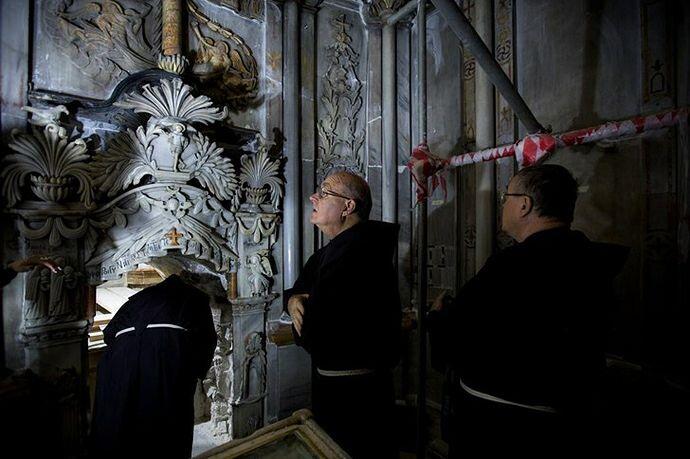 MEMBUKA SEGEL MAKAN YANG DIDUGA MILIK YESUS