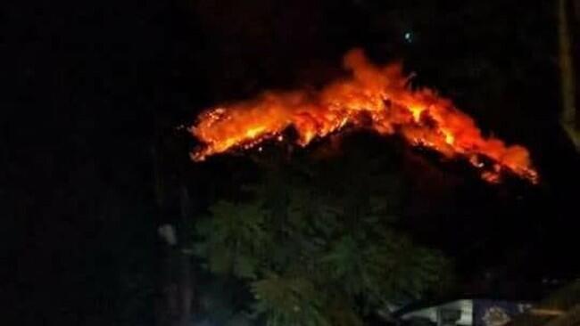 Gunung Agung Meletus dan Berdentum Keras