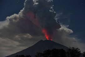 BREAKING NEWS! Gunung Agung Kembali Erupsi, Lontaran Lava Pijar Hingga Keluar Kawah