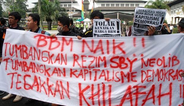 Direktur LP3ES : yang Selalu Isi Premium Protes Pertamax Naik, Munafik