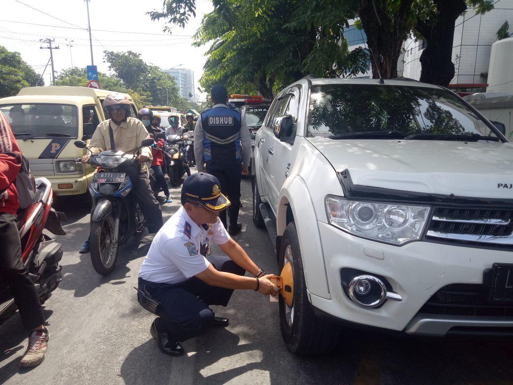 Dishub Surabaya Mulai Gembok Mobil yang Parkir Sembarangan