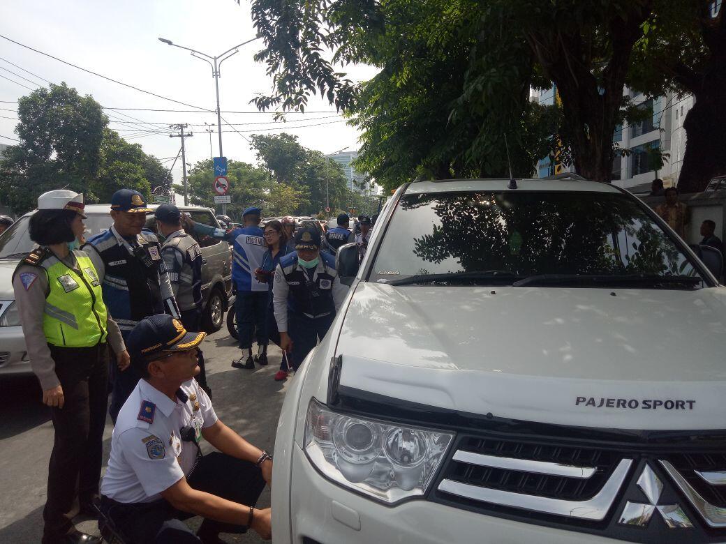 Dishub Surabaya Mulai Gembok Mobil yang Parkir Sembarangan