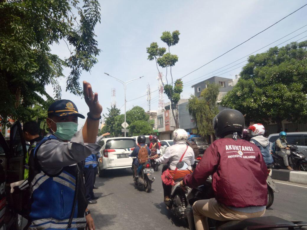Dishub Surabaya Mulai Gembok Mobil yang Parkir Sembarangan