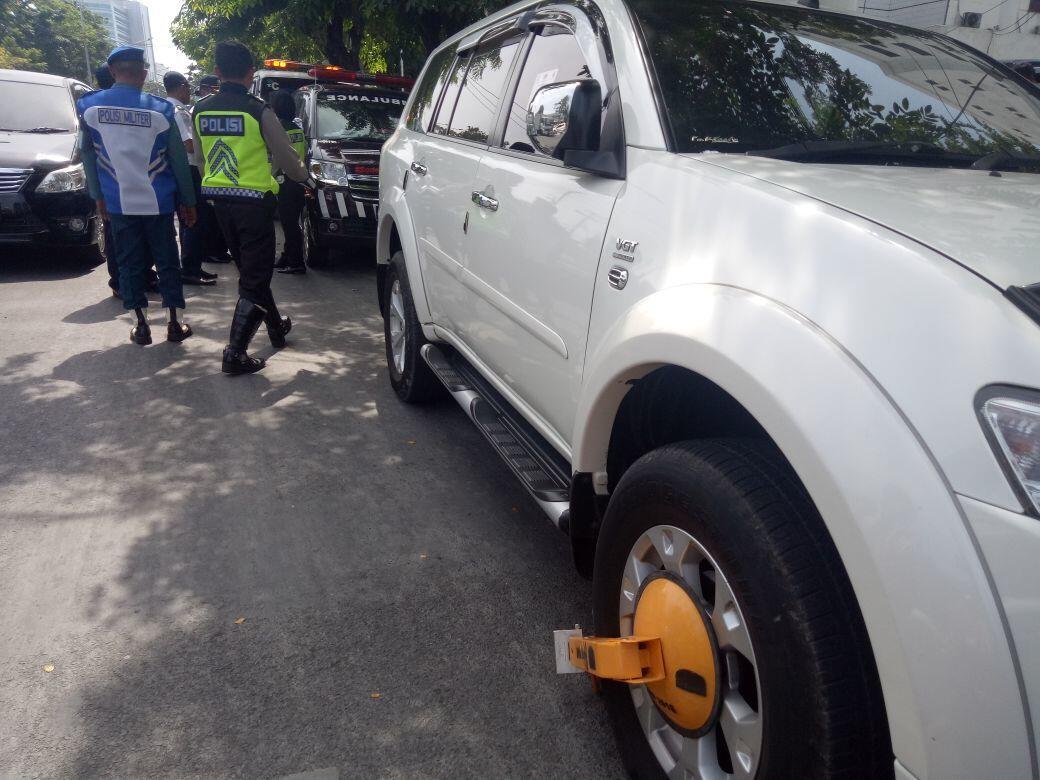 Dishub Surabaya Mulai Gembok Mobil yang Parkir Sembarangan