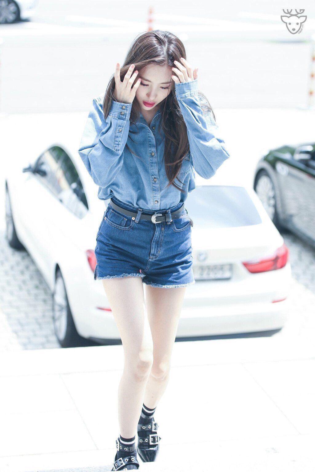 Chic Hingga Swag, Intip 9 Potret Kerennya Airport Fashion ala Sunmi