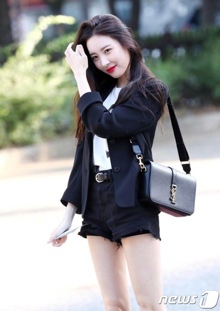 Chic Hingga Swag, Intip 9 Potret Kerennya Airport Fashion ala Sunmi