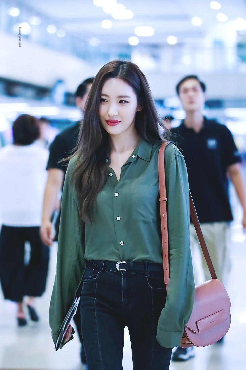 Chic Hingga Swag, Intip 9 Potret Kerennya Airport Fashion ala Sunmi