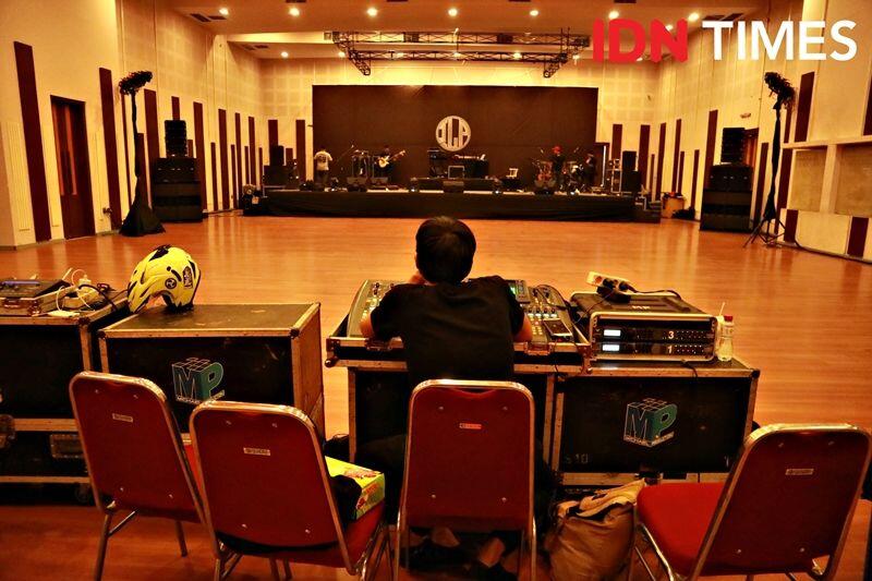 12 Keseruan Showcase Indra Lesmana Project, Perkenalan Band Metal Hits