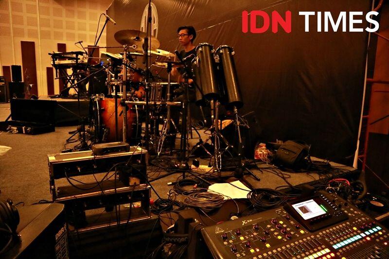 12 Keseruan Showcase Indra Lesmana Project, Perkenalan Band Metal Hits