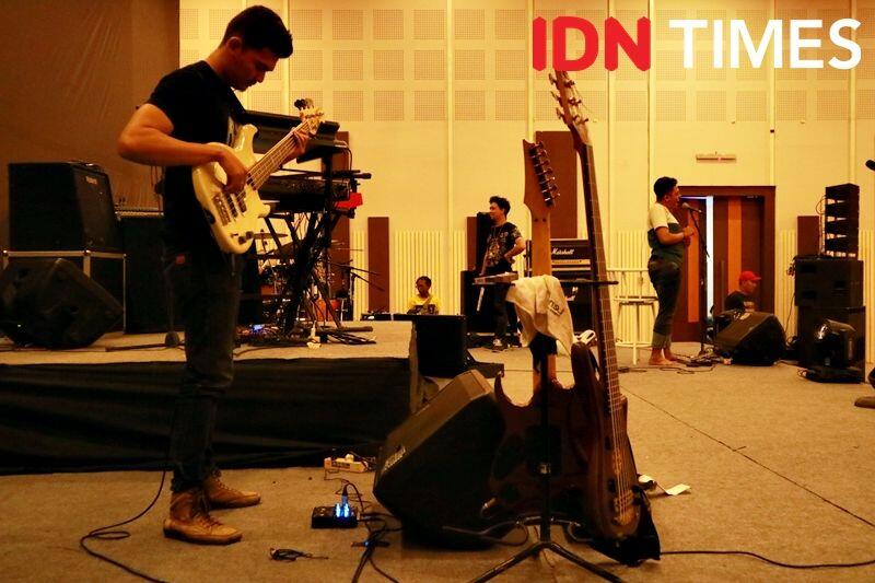 12 Keseruan Showcase Indra Lesmana Project, Perkenalan Band Metal Hits
